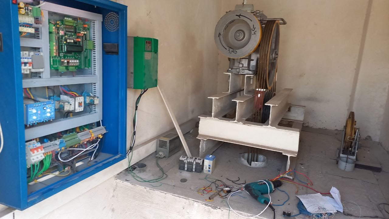 درایودار کردن تابلو آسانسور دوسرعته جهت حرکت نرم بهتر بدون کوبش و شوک با هزینه کمتر